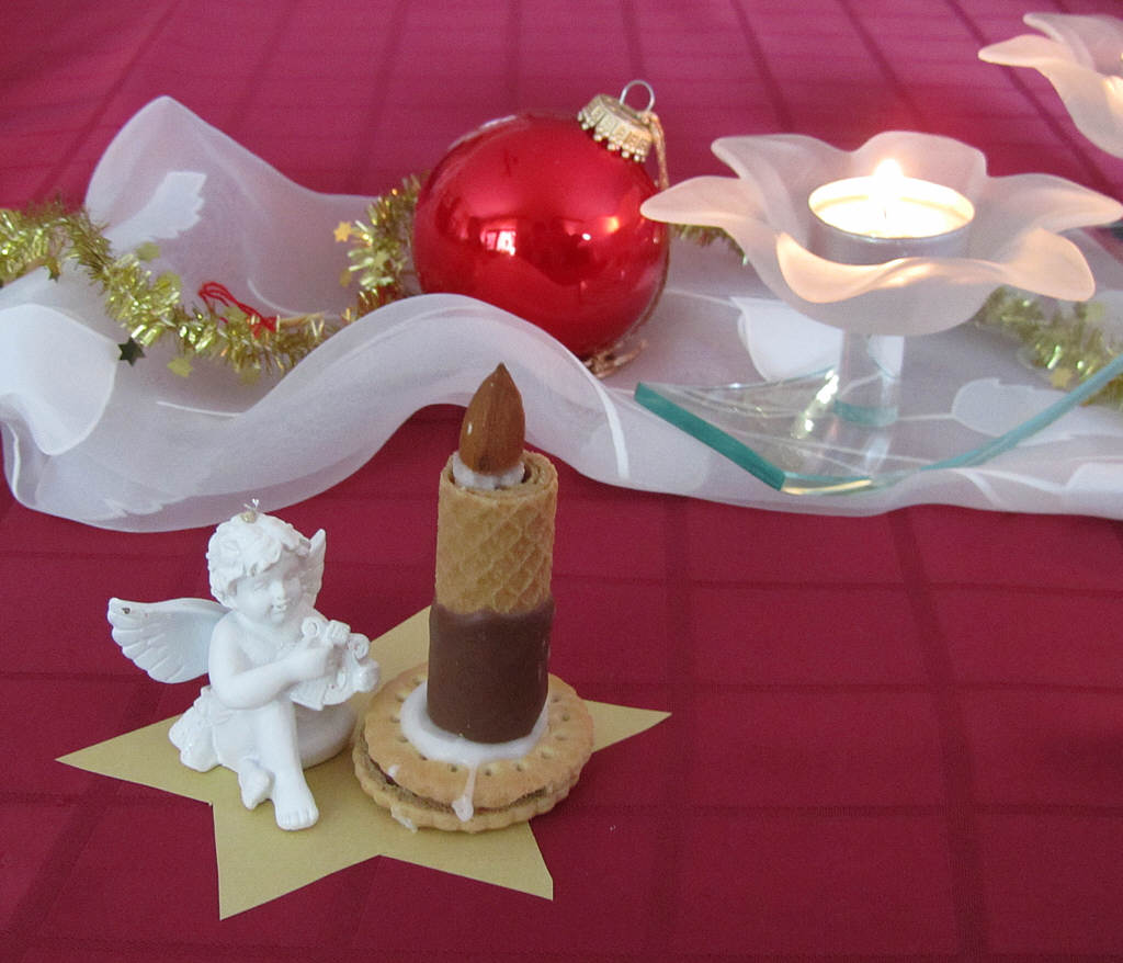 Weihnachtsgebaeck, essbare Weihnachtskerze als Tischdekoration
