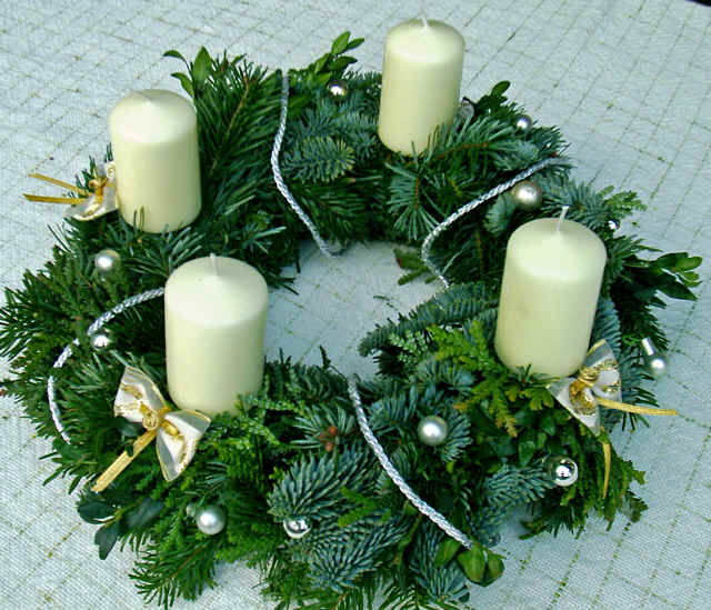 Adventskranz mit silbernen Schnüren und Perlen