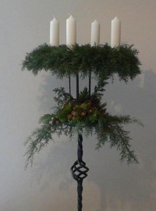 Adventskranz auf einem hohen Kerzenständer