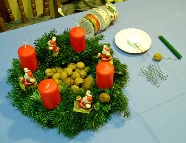 Adventskranz mit Nüssen und Nikolaus