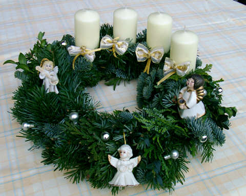 Adventskranz mit silbernen Schnüren und Perlen