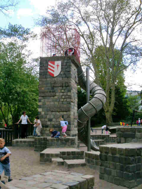 Spielplatz mit Ritterburg im Luisenpark Mannheim