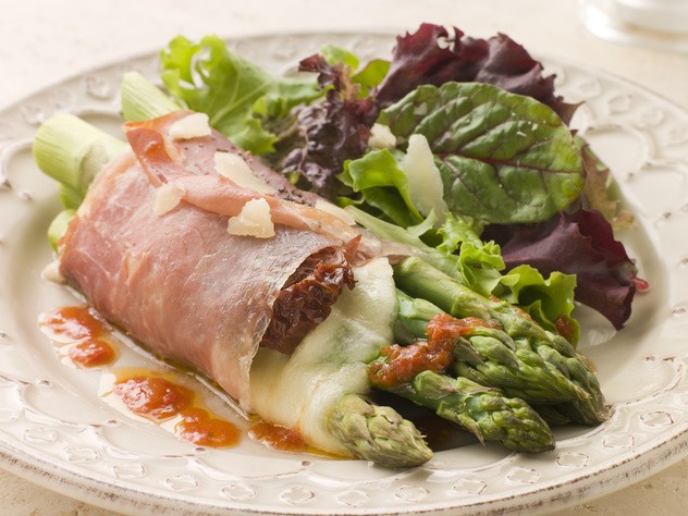 grüner Spargel als Hauptgericht