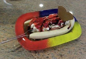 Eisdessert Bananensplit, Nachspeise zum Festmenü oder Hauptgericht beim Kindergeburtstag