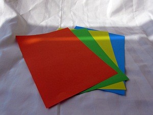 Buntes Bastelpapier, Papier-Schiffe falten