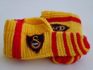 Fanartikel Fußball-Hausschuhe in den Vereinsfarben Anleitung zum Stricken für Hausschuhe