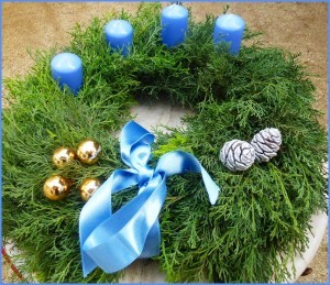 Adventskranz mit blauer Deko