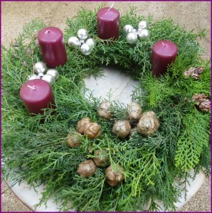 Adventskranz mit Bodeaux farbenen Kerzen