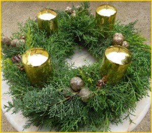 Adventskranz mit Goldkerzen