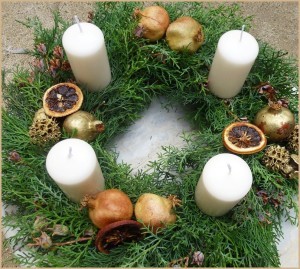 Adventskranz mit Granatapfel
